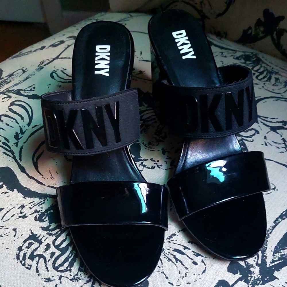 DKNY Black Patent Leather Sandals / Slip-On